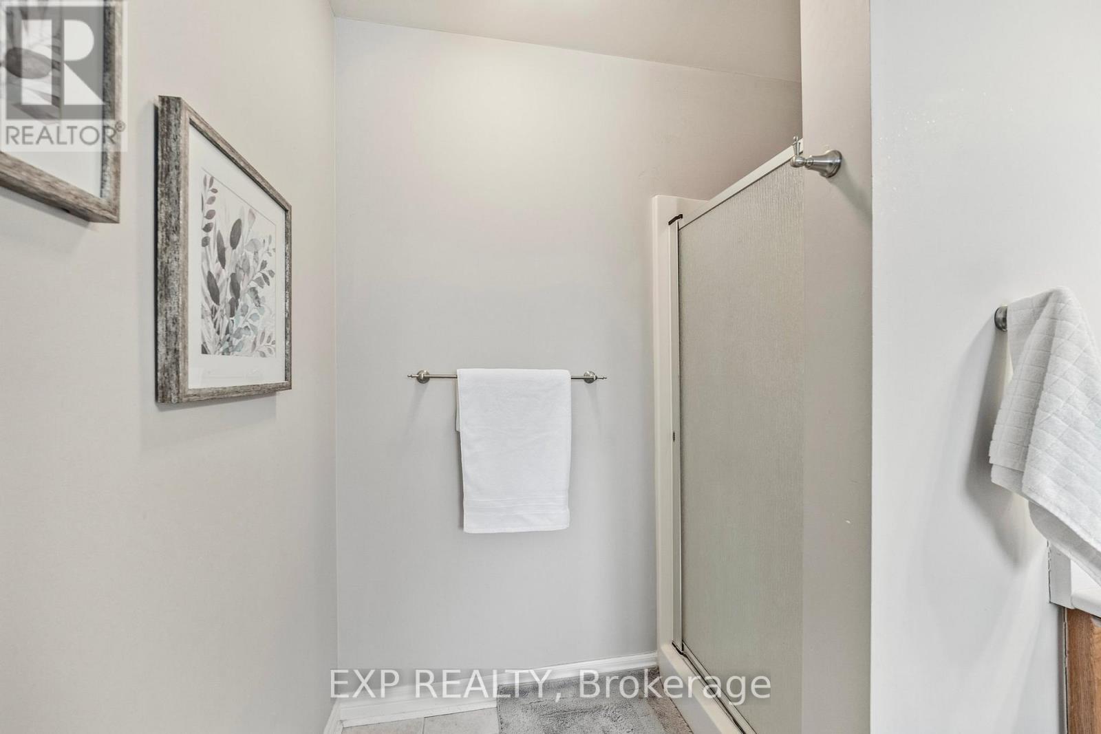Photo 14 of 19 Heritage Court, Barrie ON