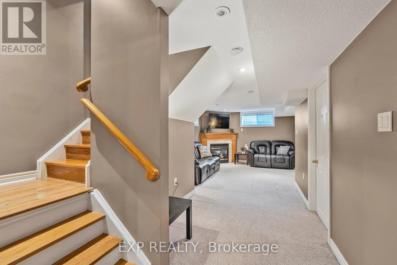 Photo 5 of 19 Heritage Court, Barrie ON
