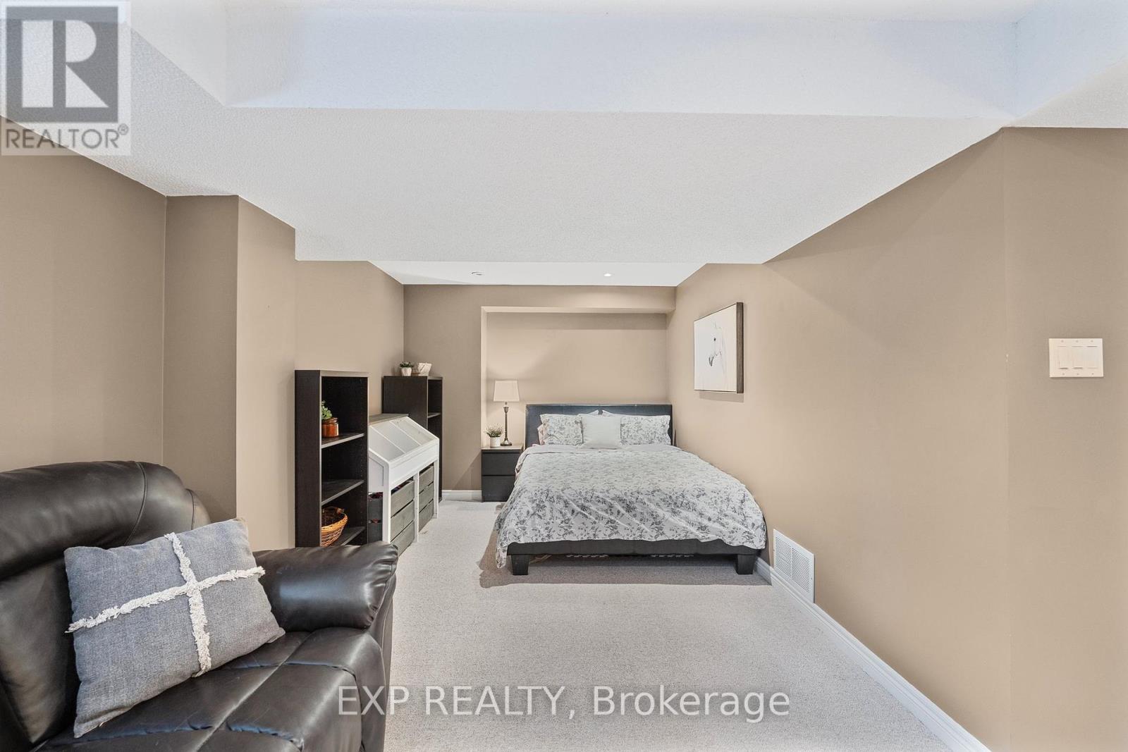 Photo 4 of 19 Heritage Court, Barrie ON
