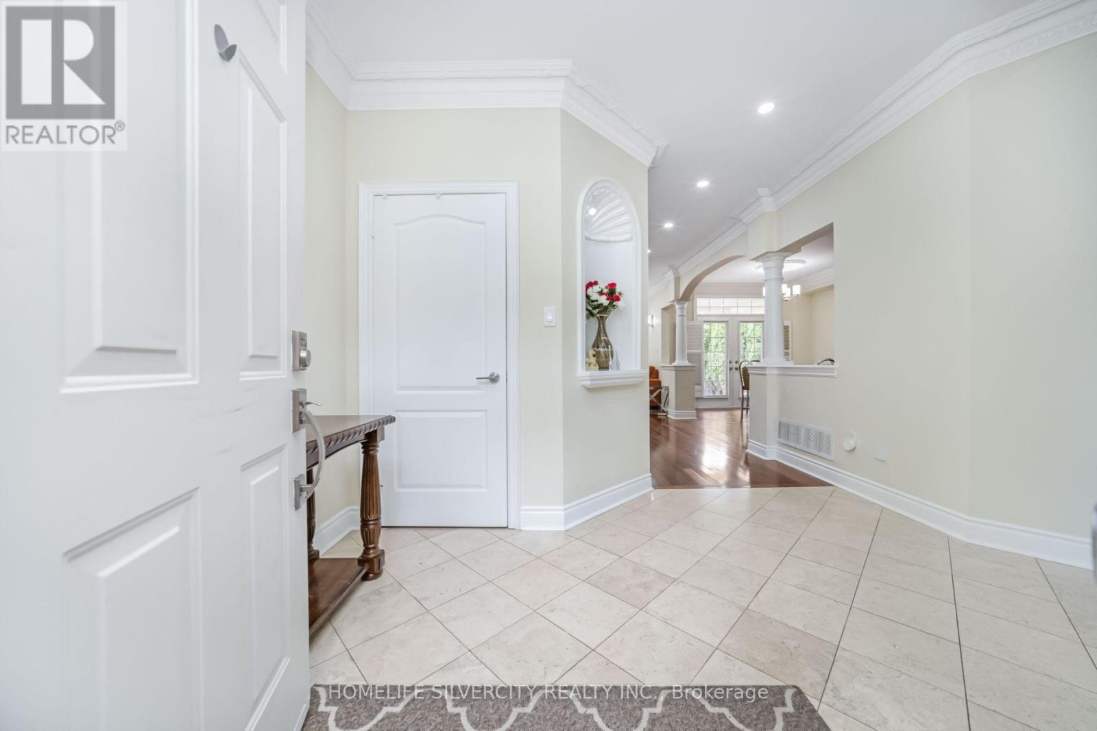 Photo 4 of 1587 Hallstone Road, Brampton ON