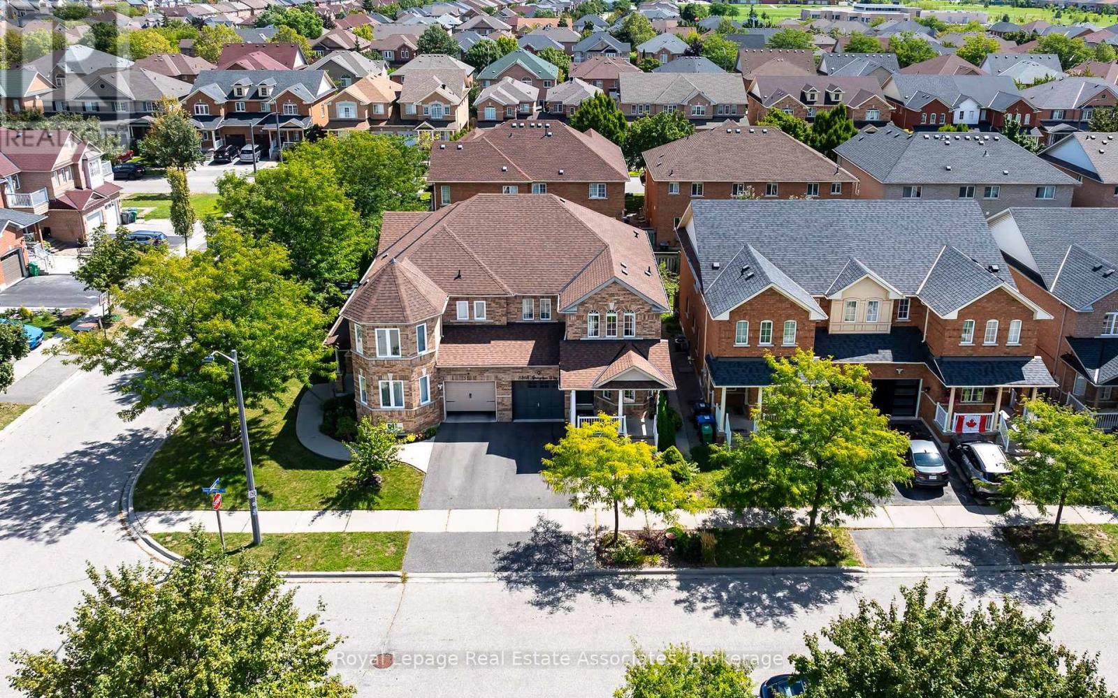 Photo 3 of 3268 Springrun Way, Mississauga ON