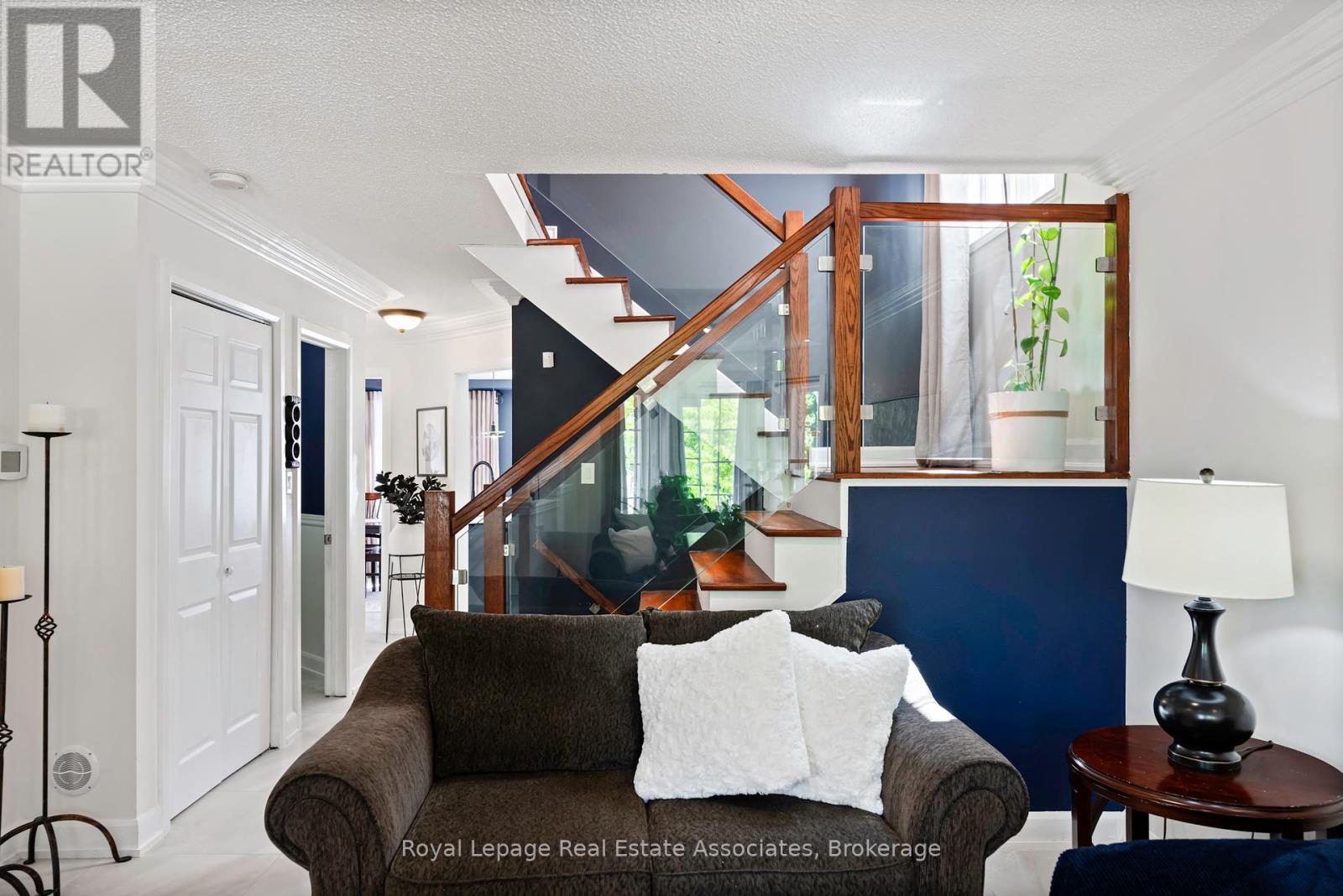 Photo 9 of 3268 Springrun Way, Mississauga ON