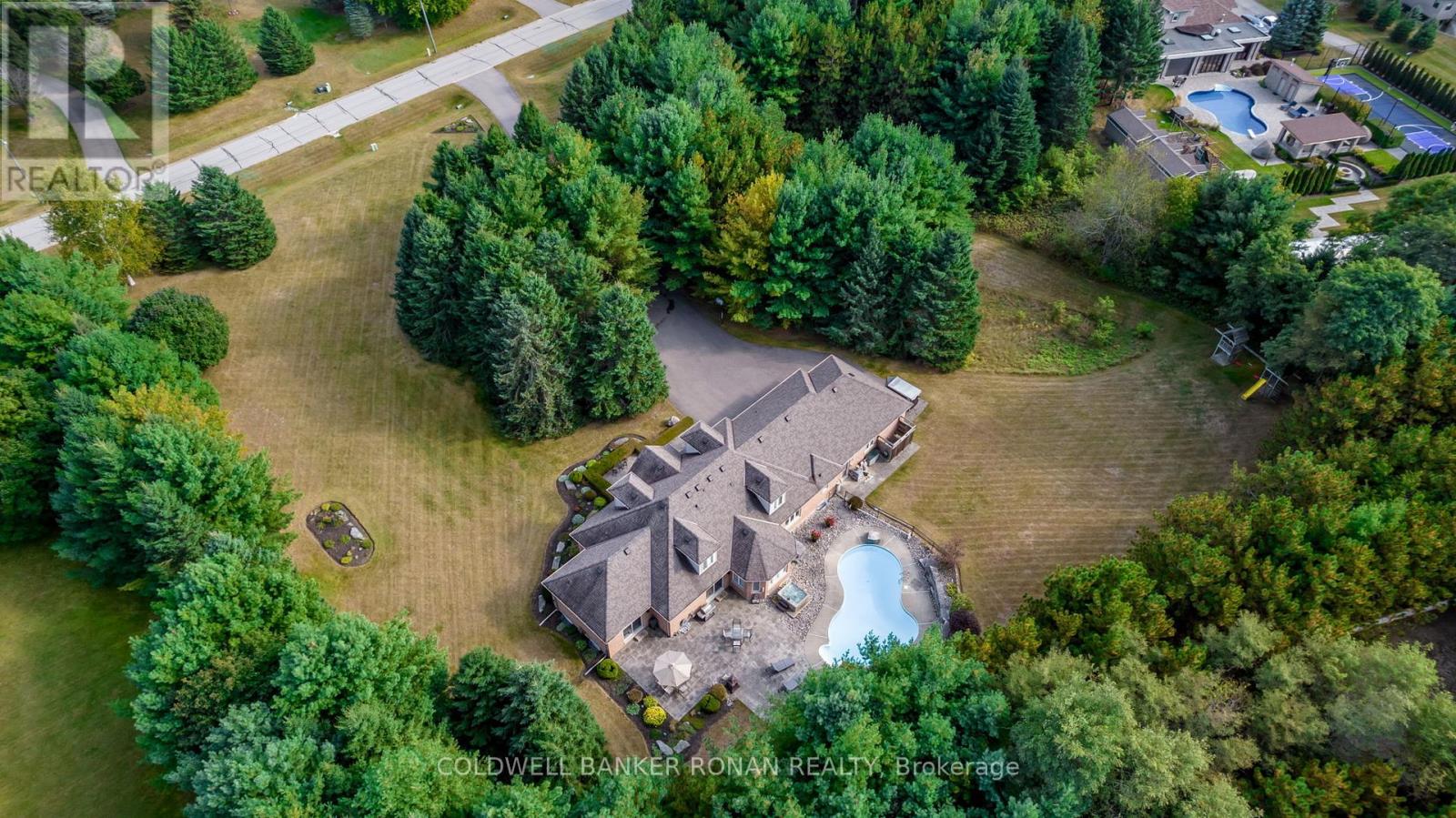 Photo 3 of 16 Indiana Drive, Caledon ON