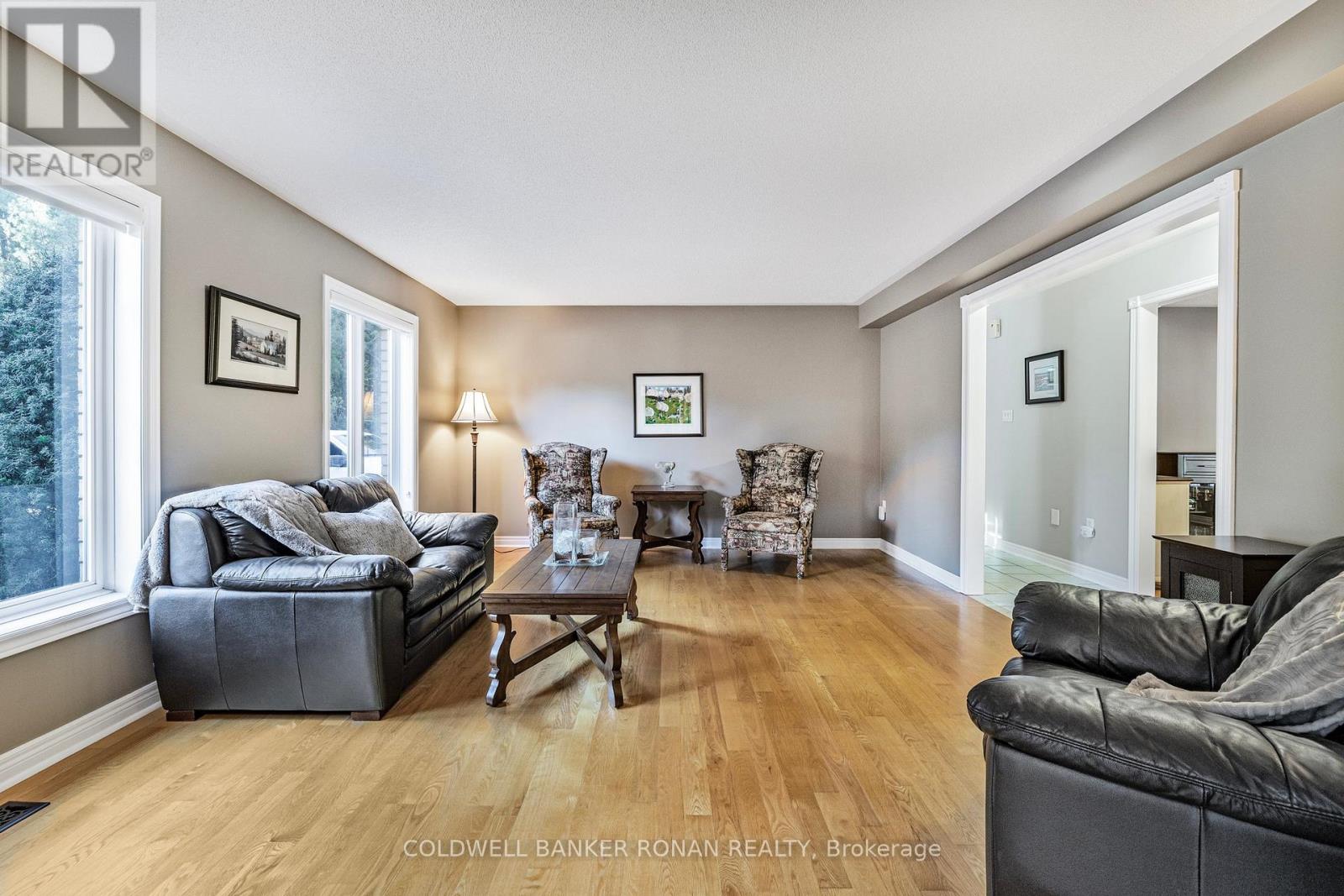 Photo 4 of 16 Indiana Drive, Caledon ON