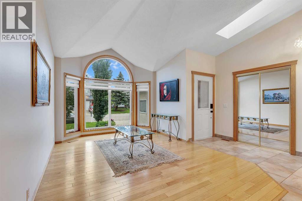 Photo 5 of 118 Hawkville Close Nw, Calgary AB