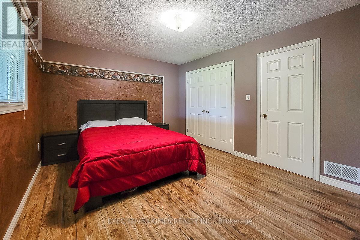 Photo 10 of 42 Richmond Crescent, Hamilton ON
