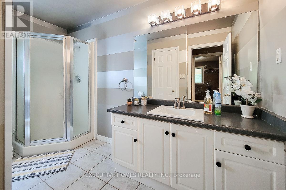 Photo 11 of 42 Richmond Crescent, Hamilton ON