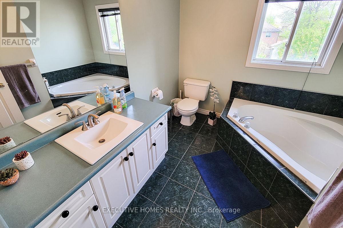 Photo 13 of 42 Richmond Crescent, Hamilton ON