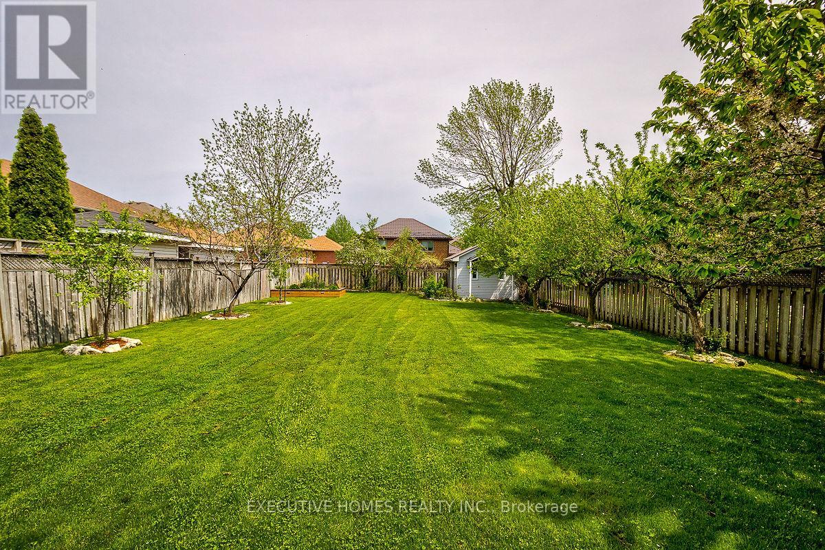 Photo 3 of 42 Richmond Crescent, Hamilton ON