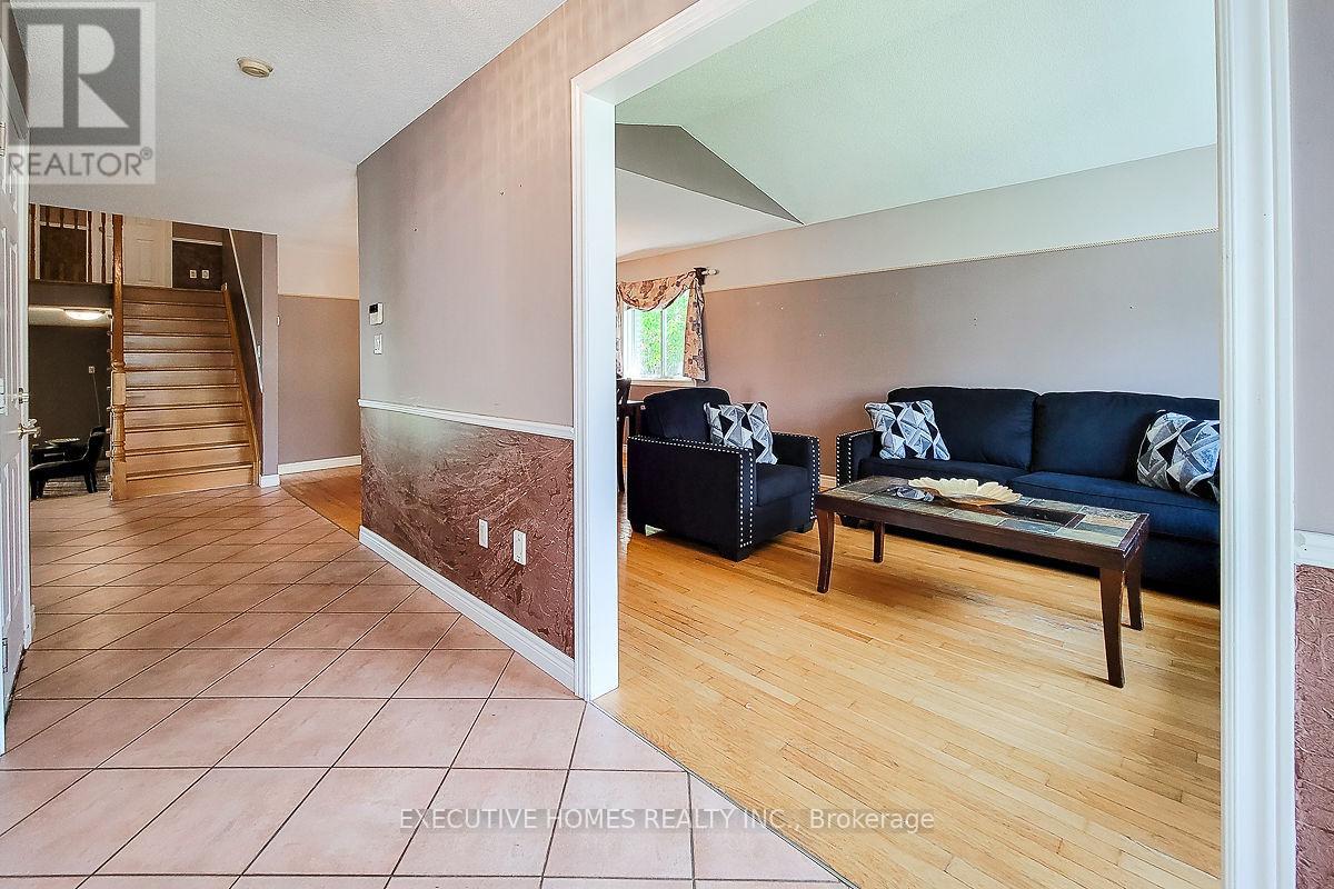 Photo 4 of 42 Richmond Crescent, Hamilton ON