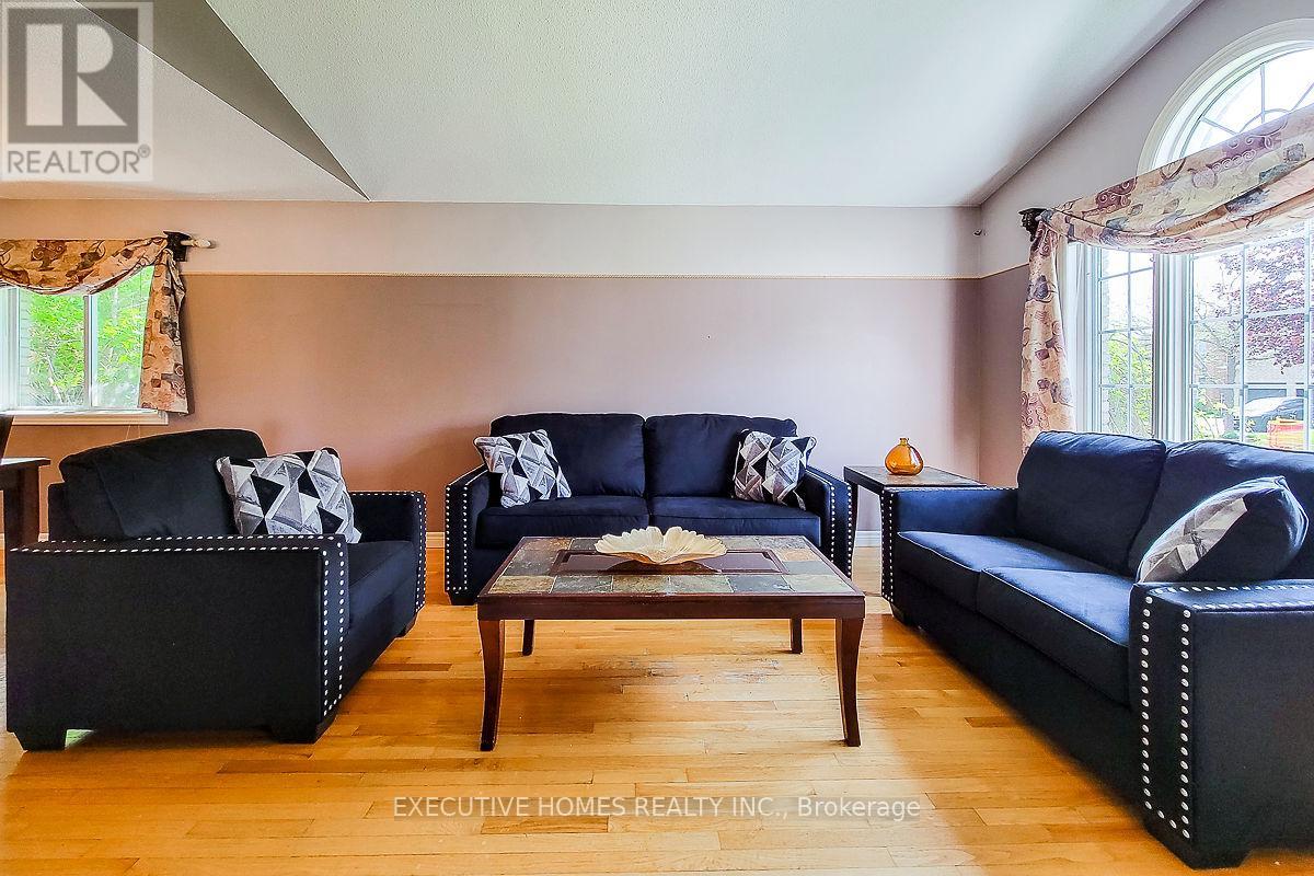 Photo 5 of 42 Richmond Crescent, Hamilton ON
