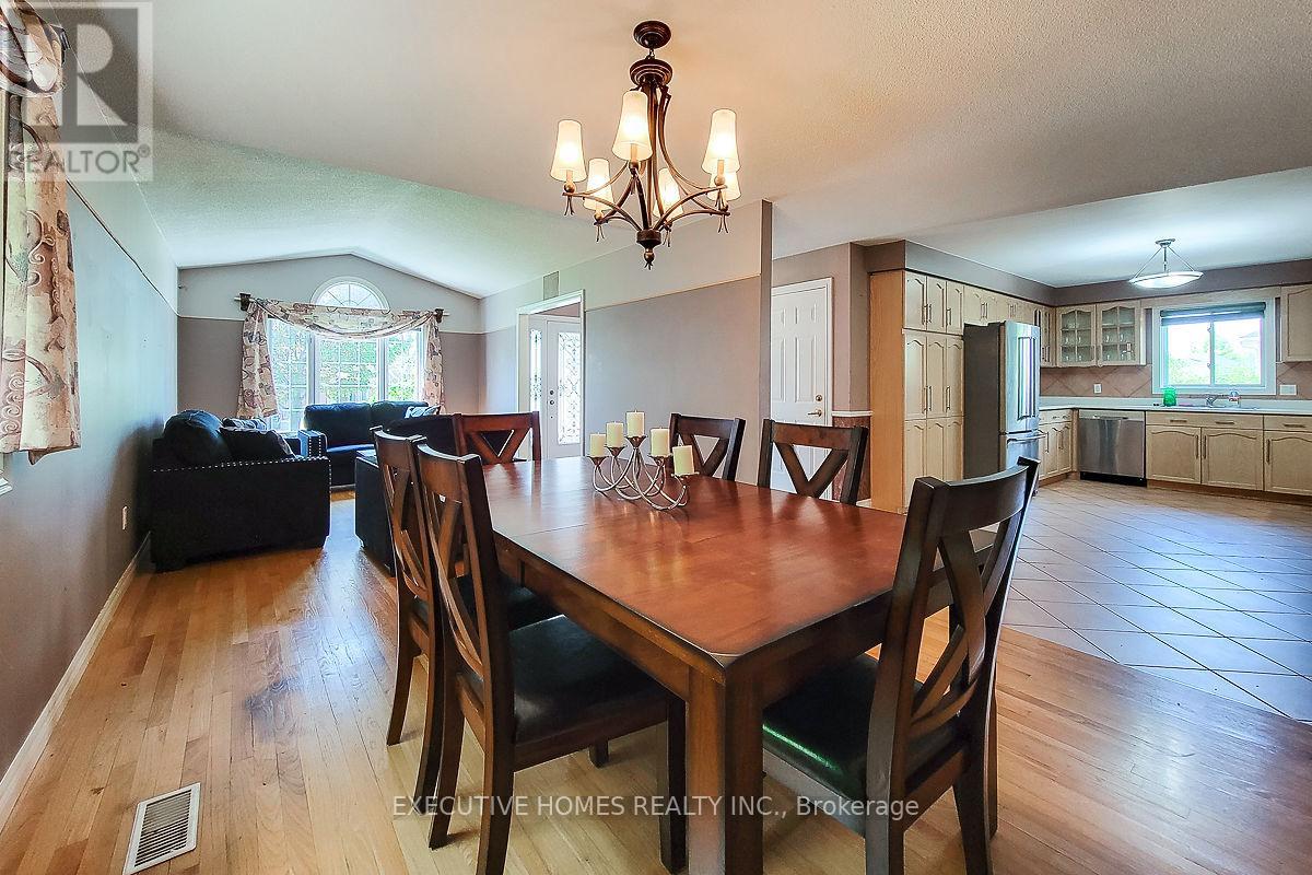 Photo 6 of 42 Richmond Crescent, Hamilton ON