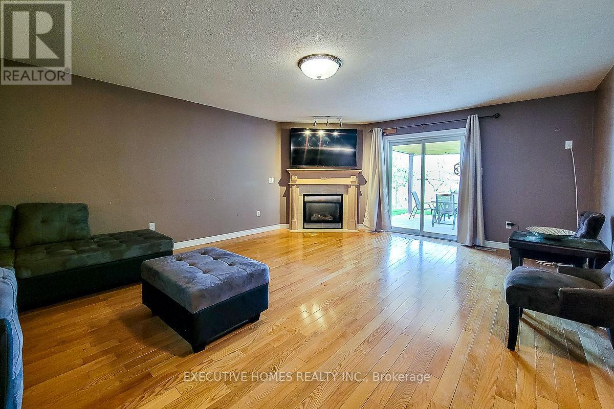 Photo 8 of 42 Richmond Crescent, Hamilton ON