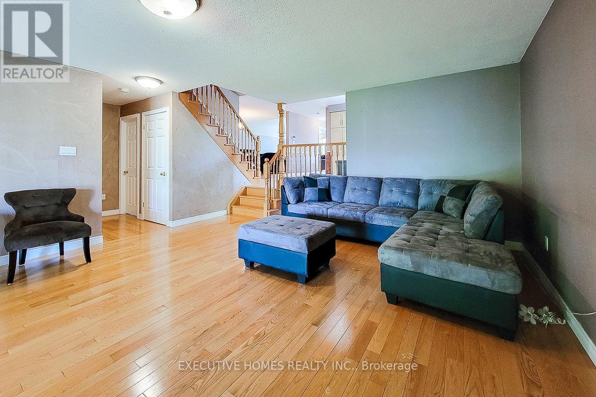 Photo 9 of 42 Richmond Crescent, Hamilton ON