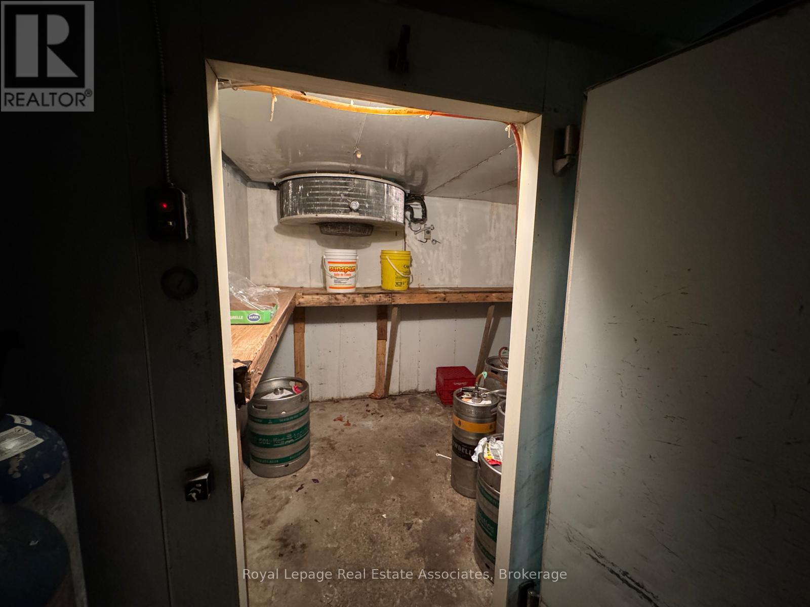 Photo 23 of Main Level 286 Eglinton Avenue W, Toronto ON