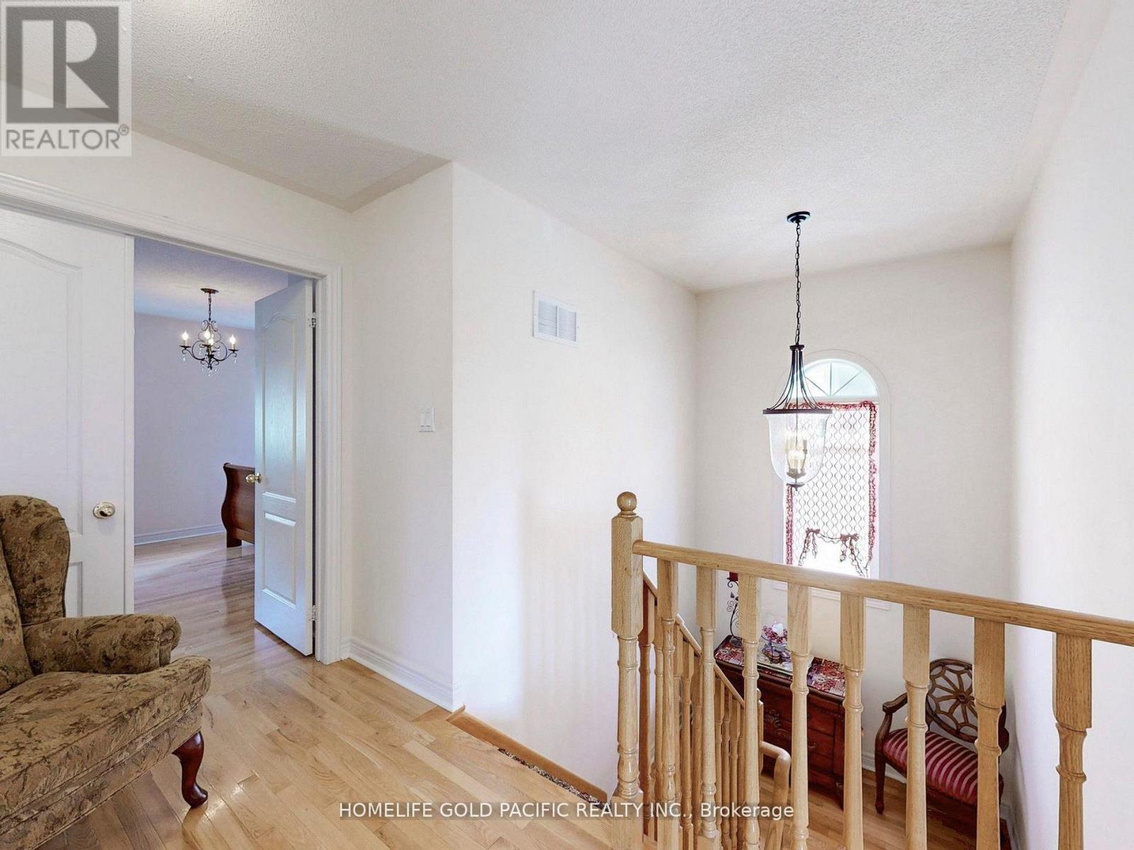 Photo 18 of 51 Winter Creek Crescent, Markham ON