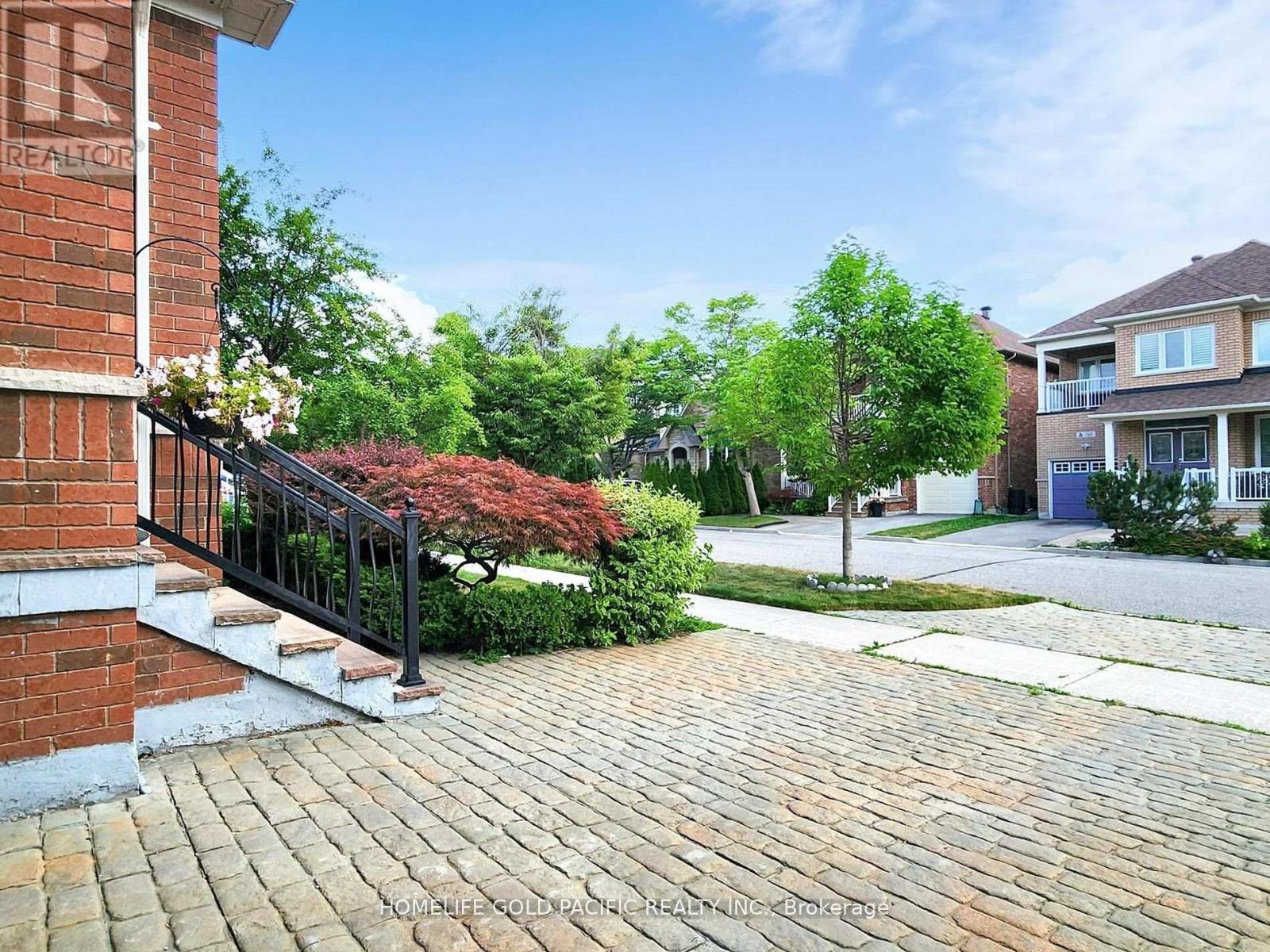 Photo 3 of 51 Winter Creek Crescent, Markham ON