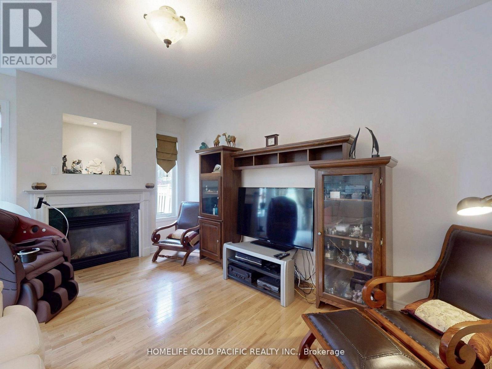 Photo 5 of 51 Winter Creek Crescent, Markham ON