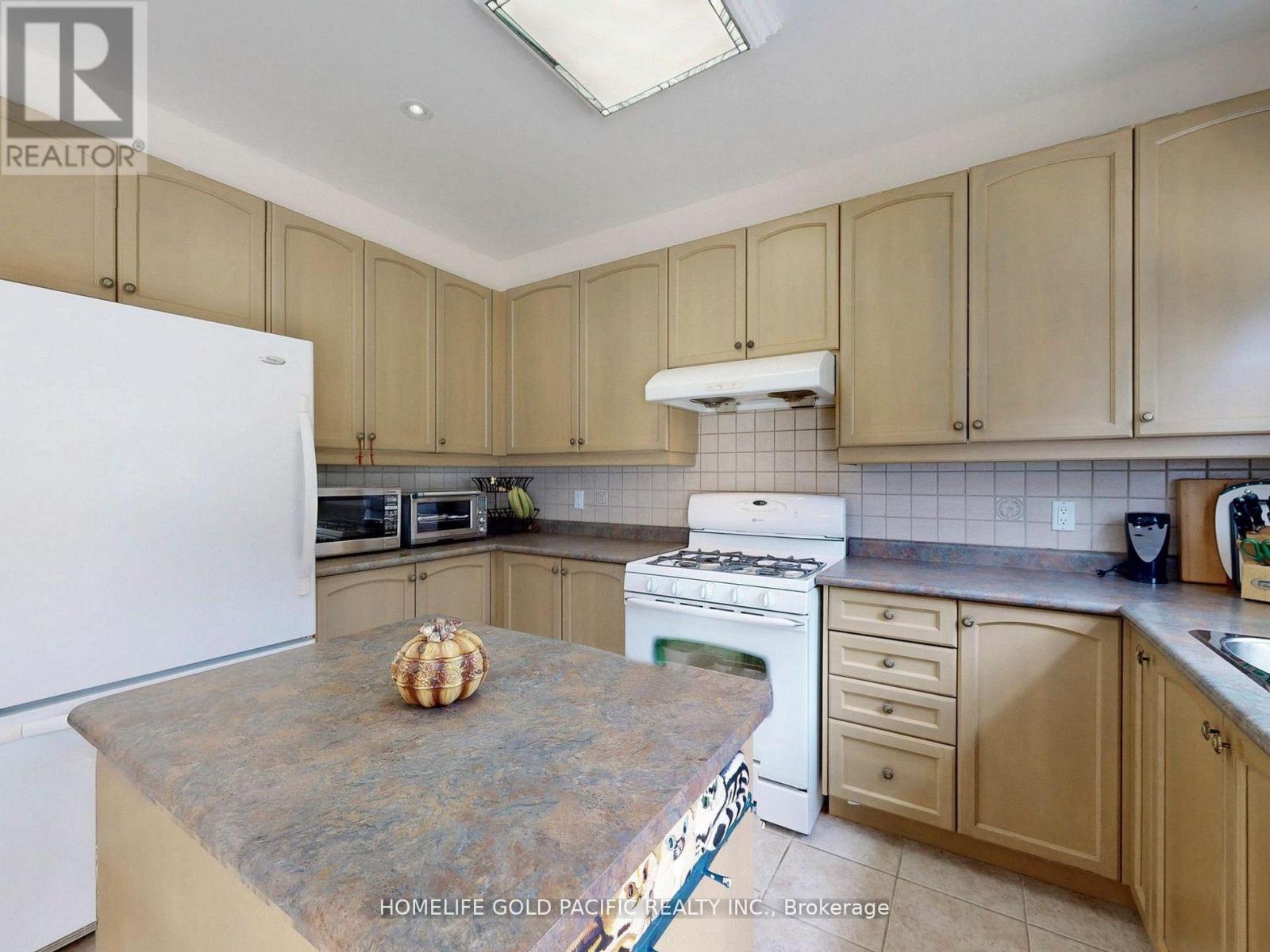 Photo 7 of 51 Winter Creek Crescent, Markham ON