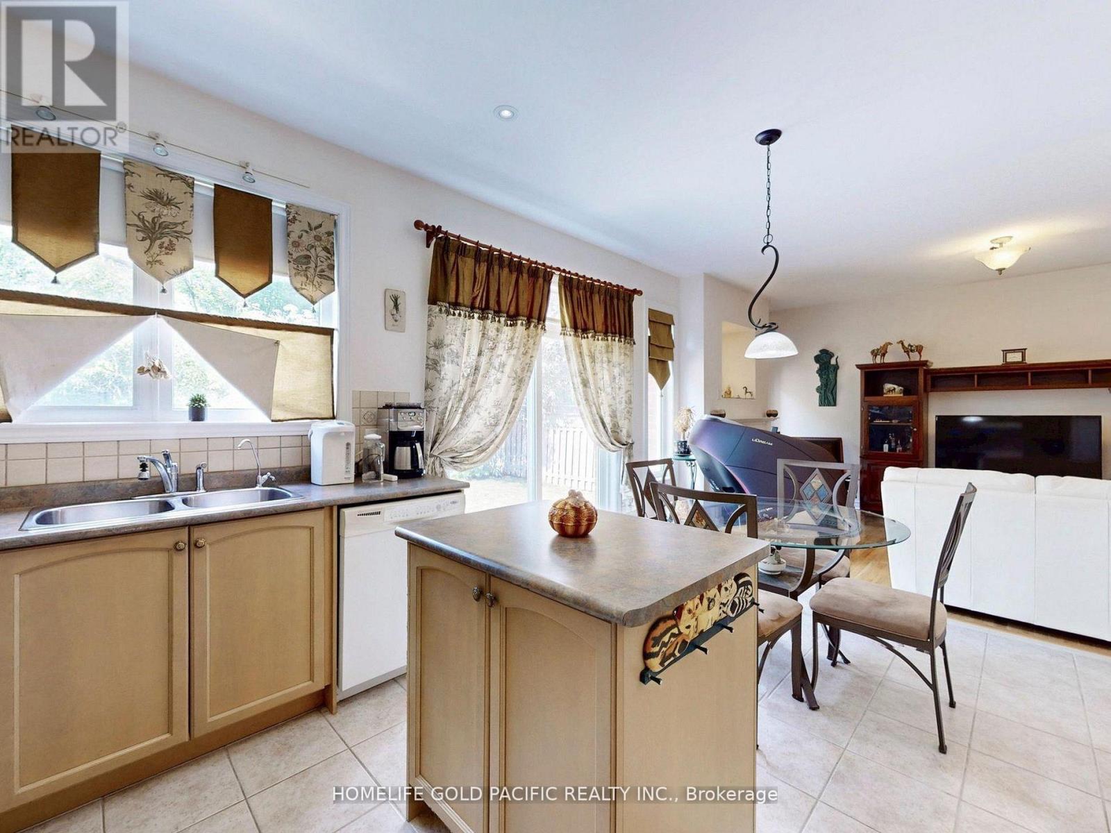 Photo 8 of 51 Winter Creek Crescent, Markham ON