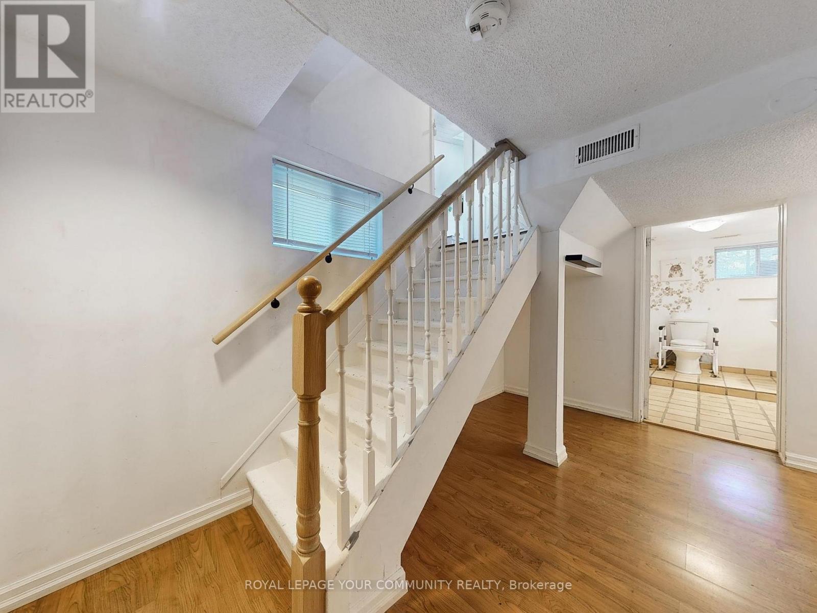 Photo 14 of 29 Boyle Drive, Richmond Hill ON