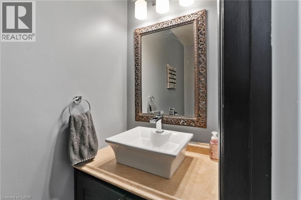 Photo 3 of 17 Kintyre Court, Caledonia ON