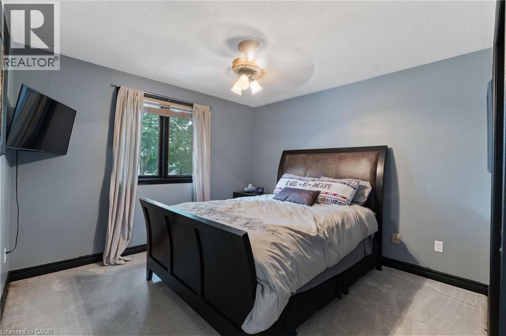Photo 9 of 17 Kintyre Court, Caledonia ON