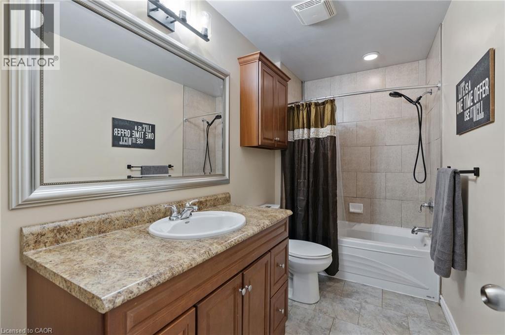 Photo 16 of 17 Kintyre Court, Caledonia ON