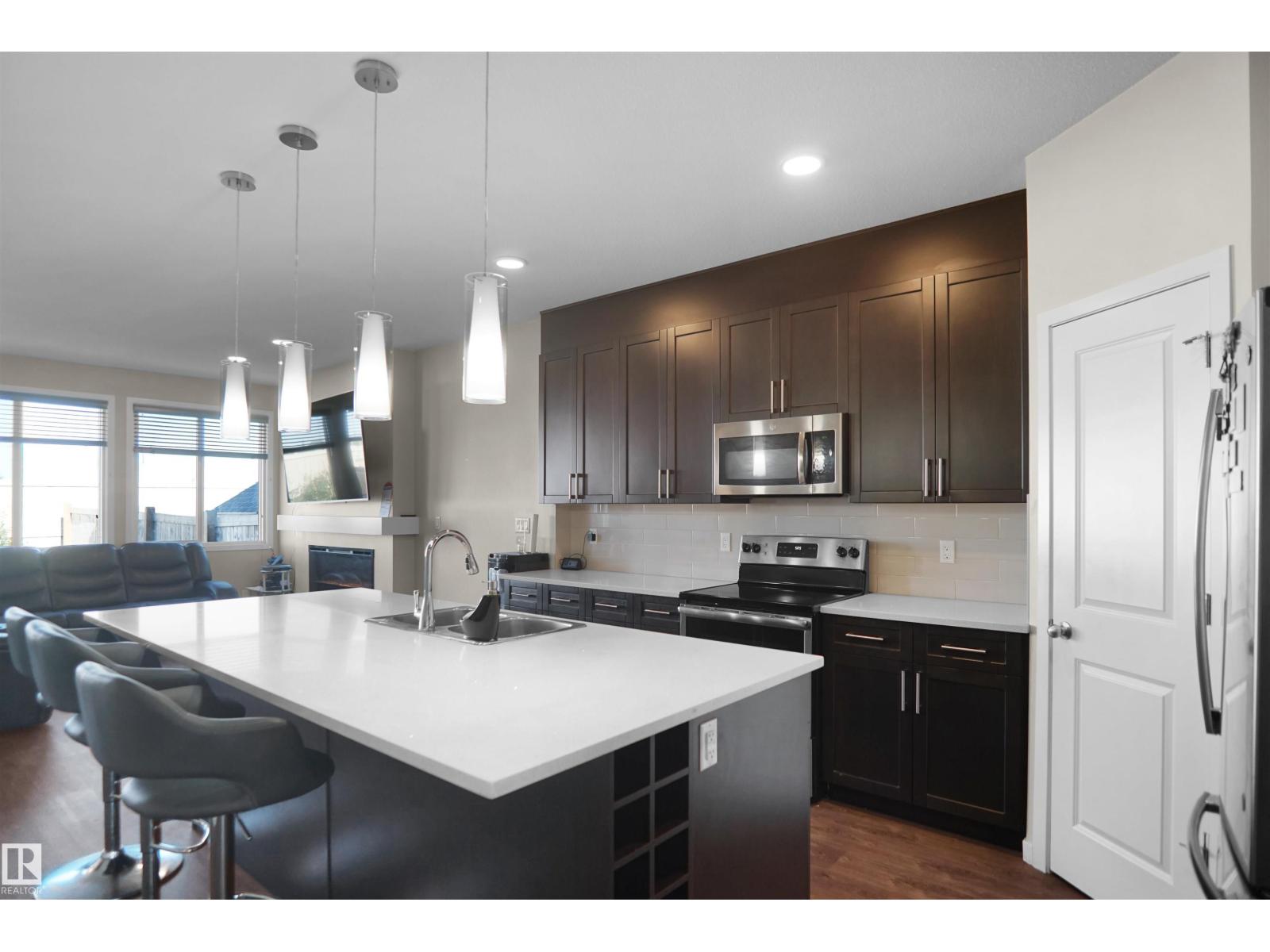 Photo 4 of 671 Eagleson Crescent Nw Nw, Edmonton AB