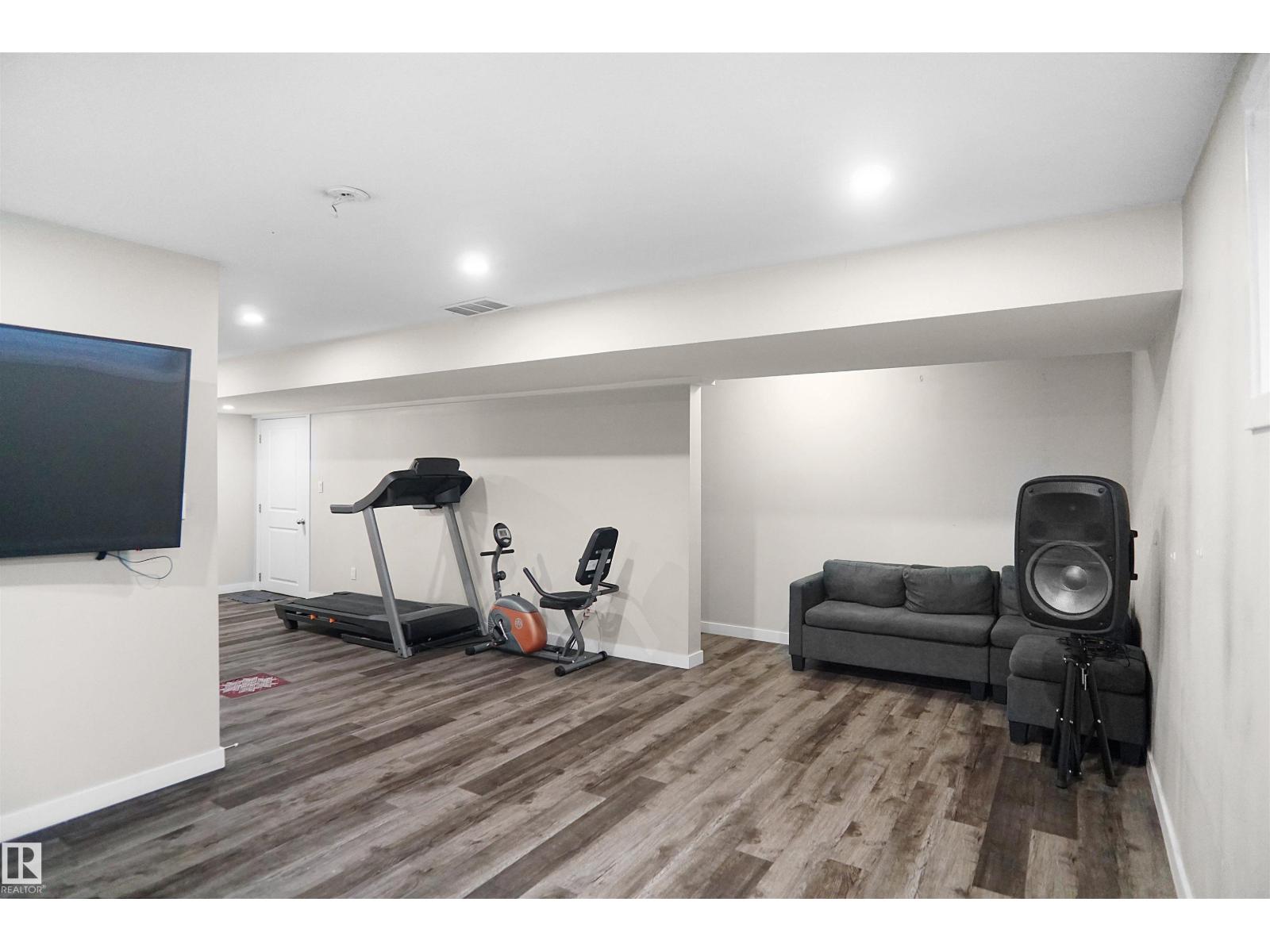 Photo 9 of 671 Eagleson Crescent Nw Nw, Edmonton AB