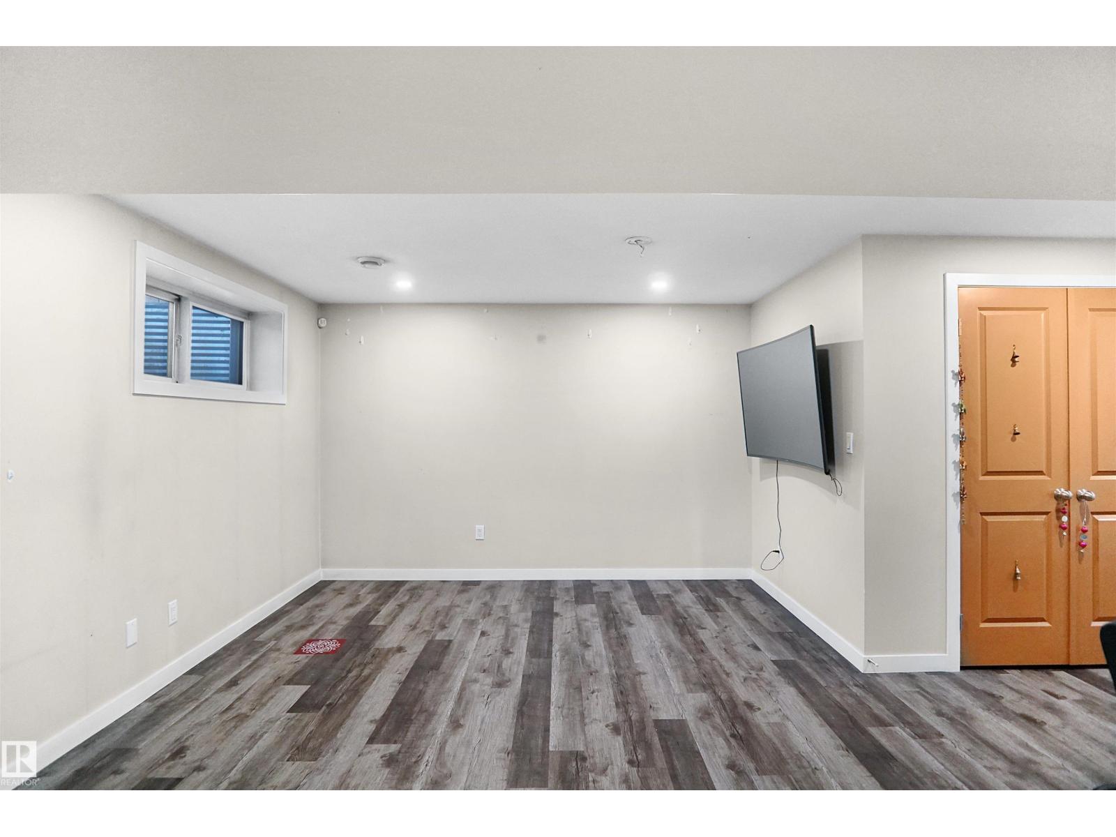 Photo 21 of 671 Eagleson Crescent Nw Nw, Edmonton AB