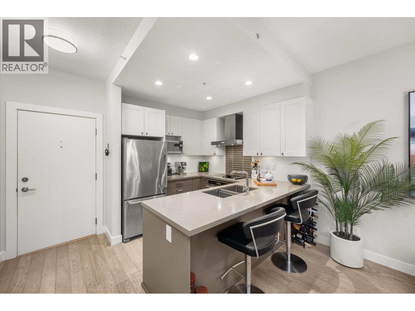 Photo 12 of 501 3399 Noel Drive, Burnaby BC