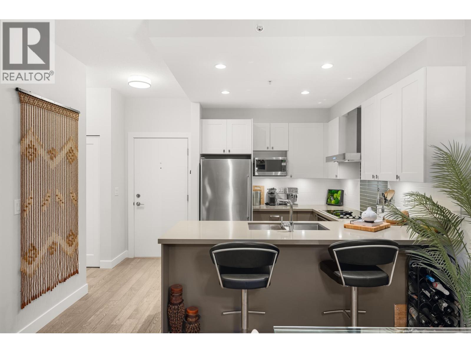 Photo 14 of 501 3399 Noel Drive, Burnaby BC