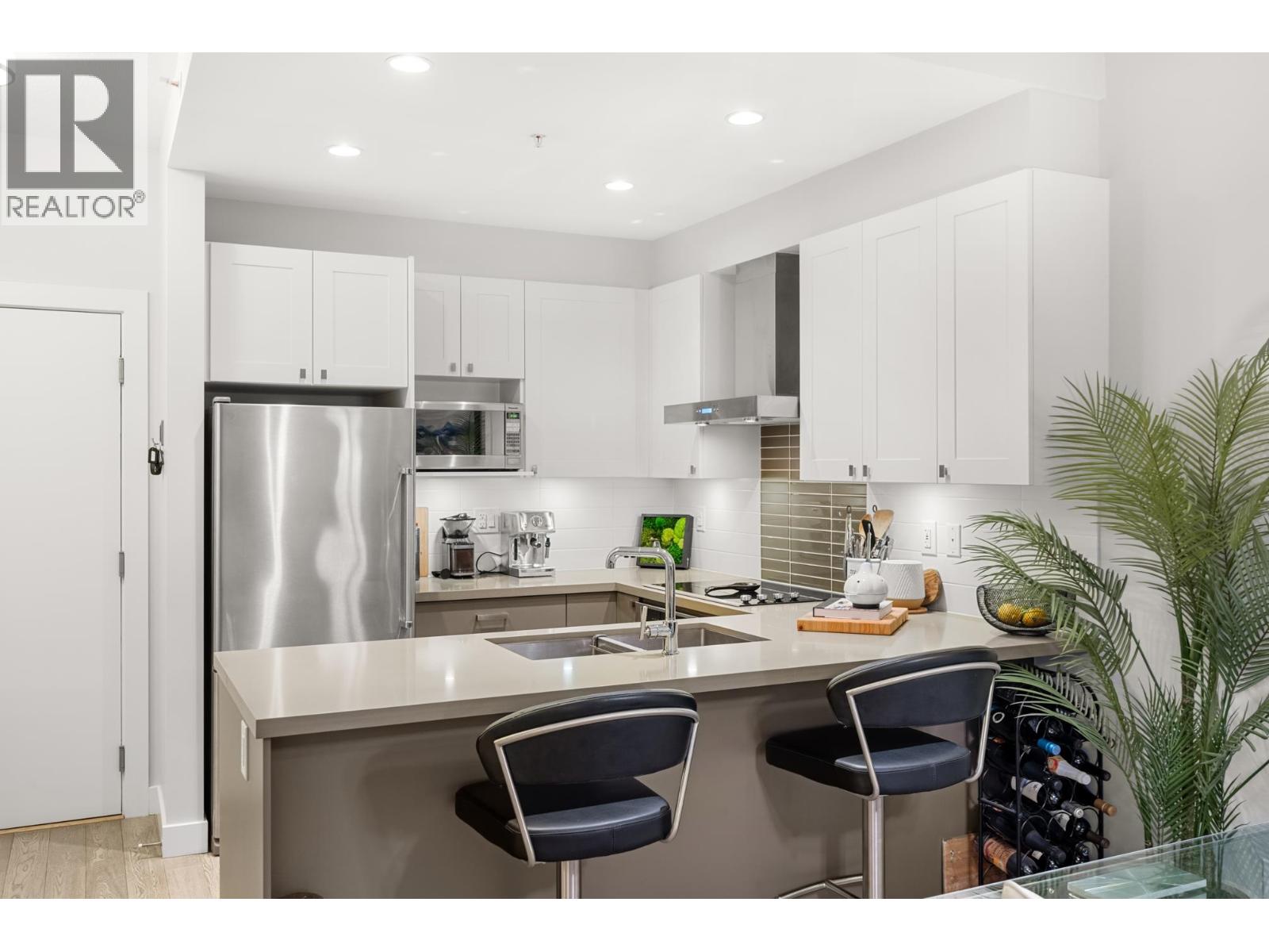 Photo 13 of 501 3399 Noel Drive, Burnaby BC