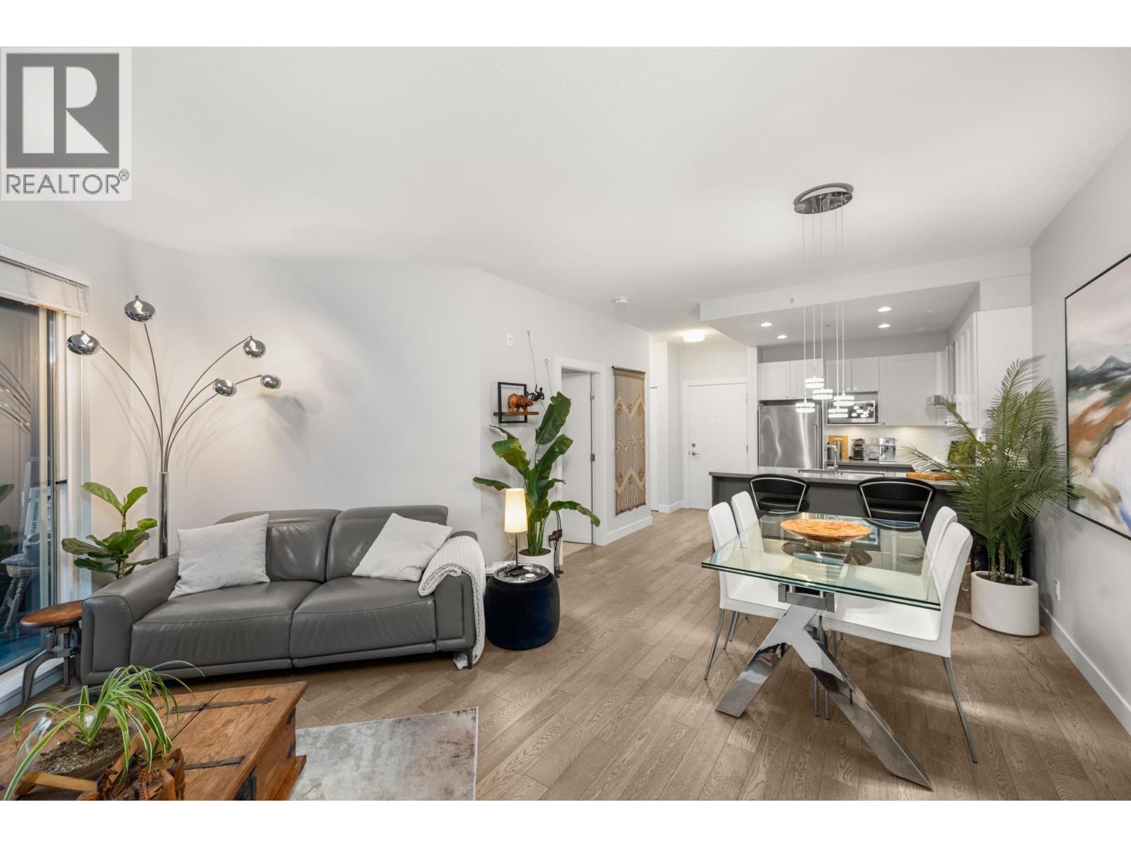 Photo 4 of 501 3399 Noel Drive, Burnaby BC