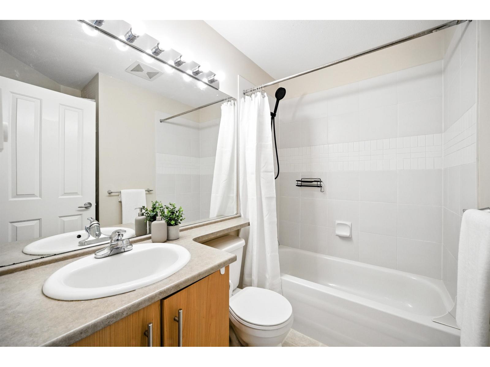 Photo 16 of 51 20875 80 Avenue, Langley BC