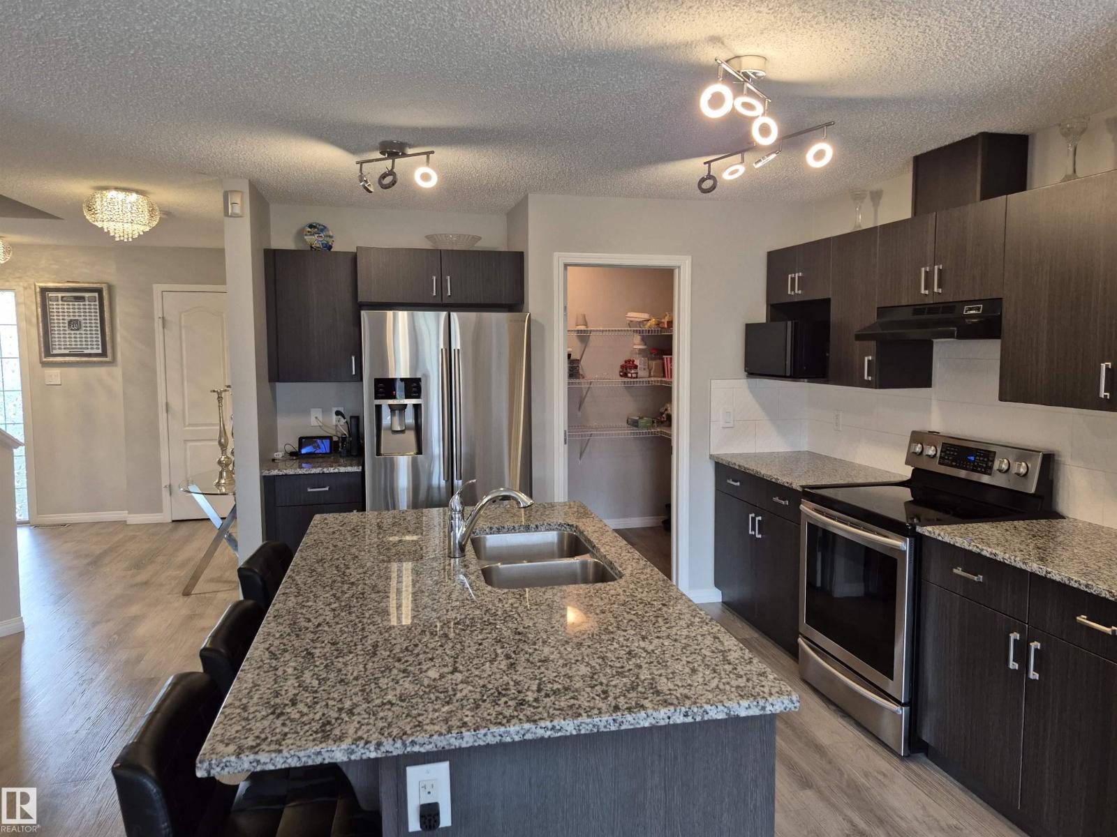 Photo 4 of 17023 38 St Nw, Edmonton AB