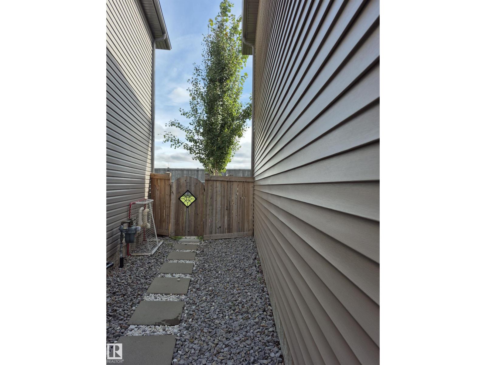 Photo 10 of 17023 38 St Nw, Edmonton AB