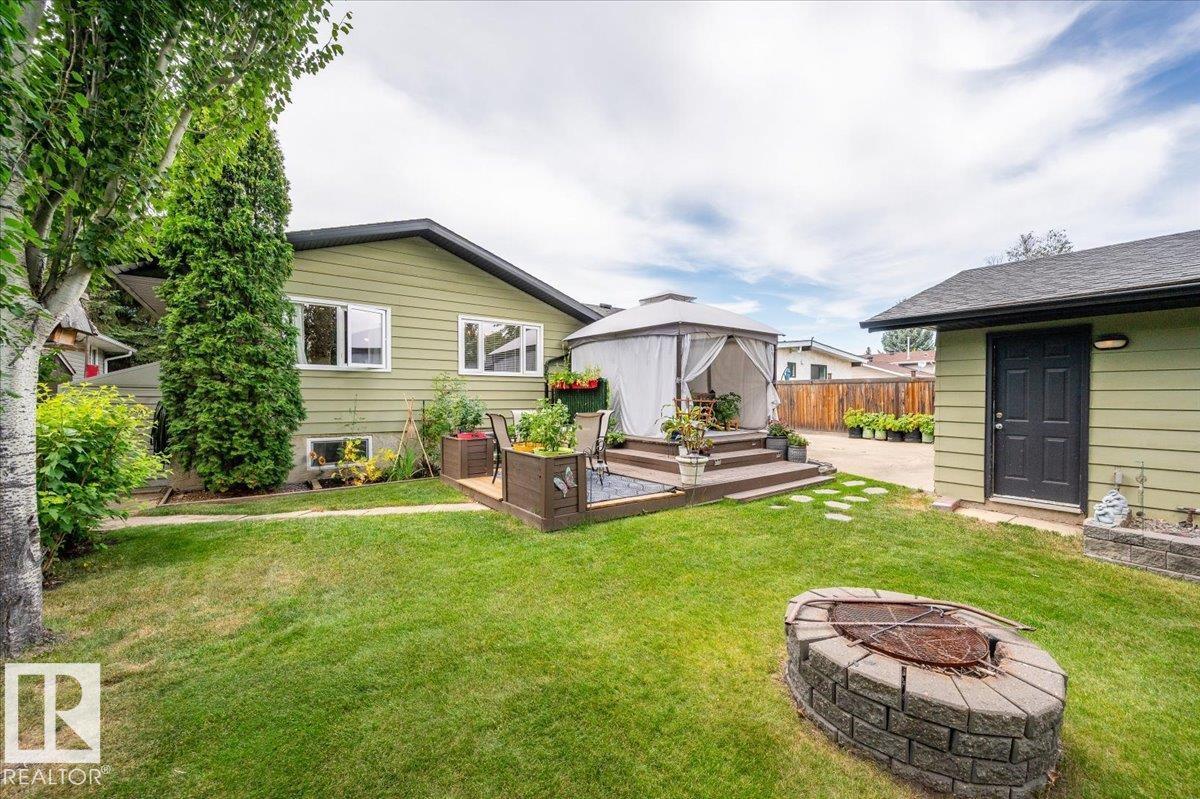 Photo 2 of 19 Lamoureux Pl, St Albert AB