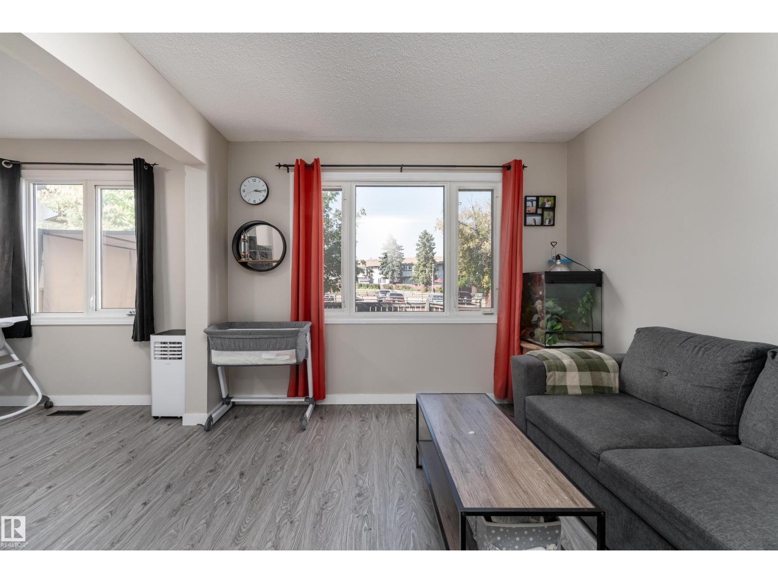 Photo 9 of 12 14230 80 St Nw, Edmonton AB