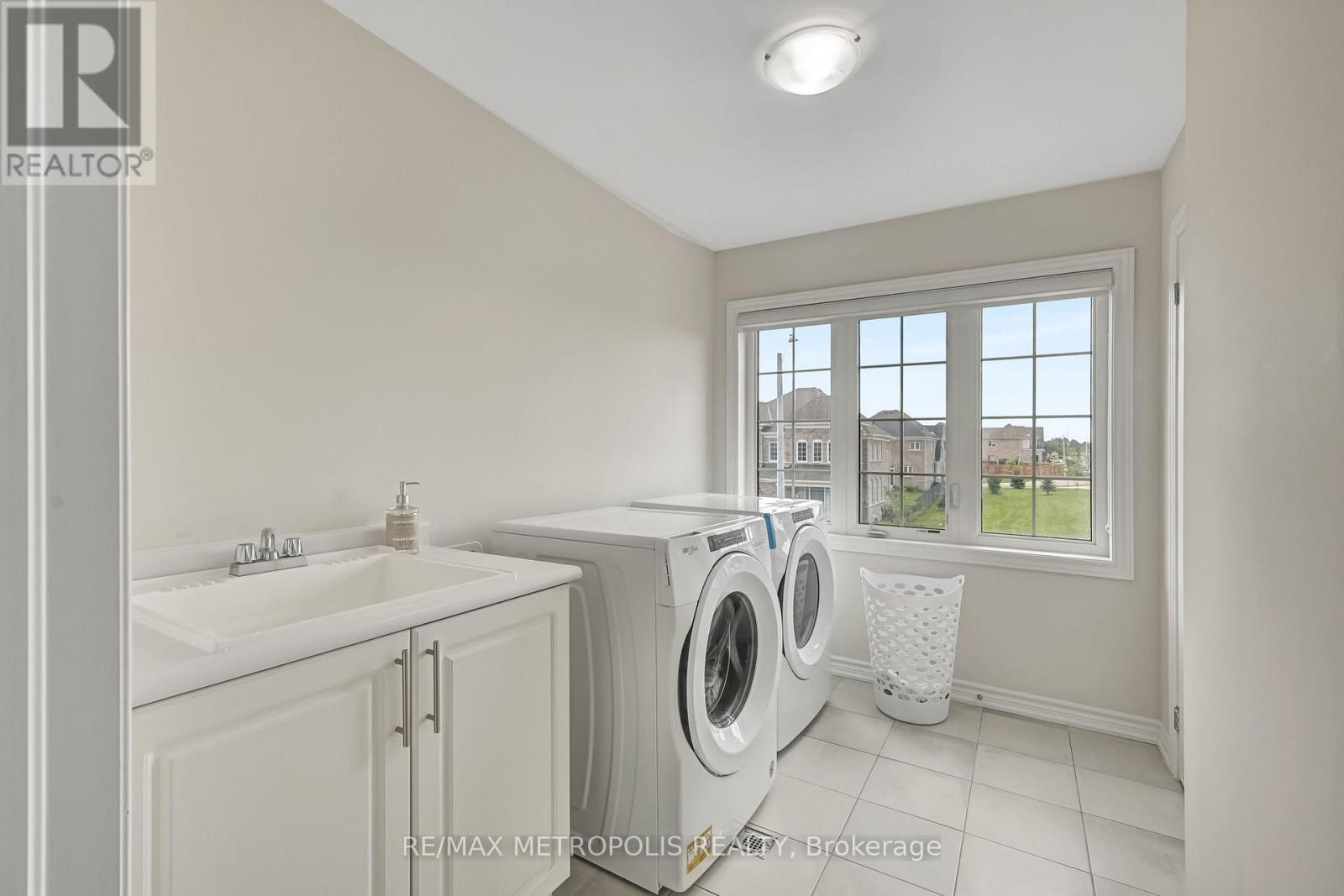 Photo 5 of 15 Douglas Kemp Crescent, Clarington ON