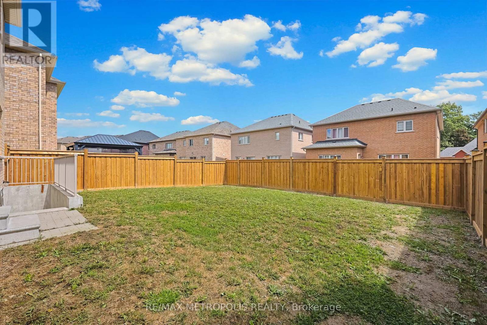 Photo 38 of 15 Douglas Kemp Crescent, Clarington ON