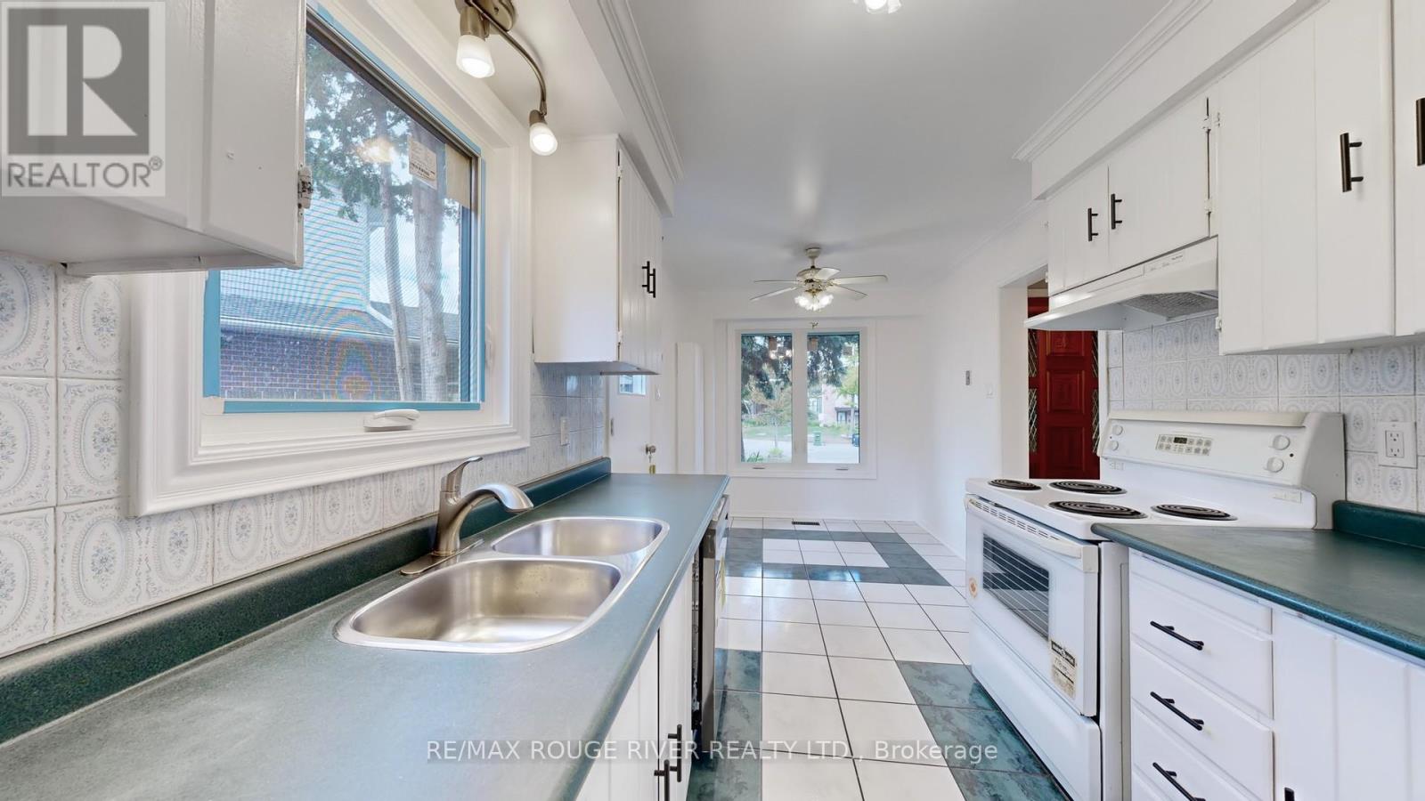 Photo 6 of 48 Millhouse Crescent, Toronto ON