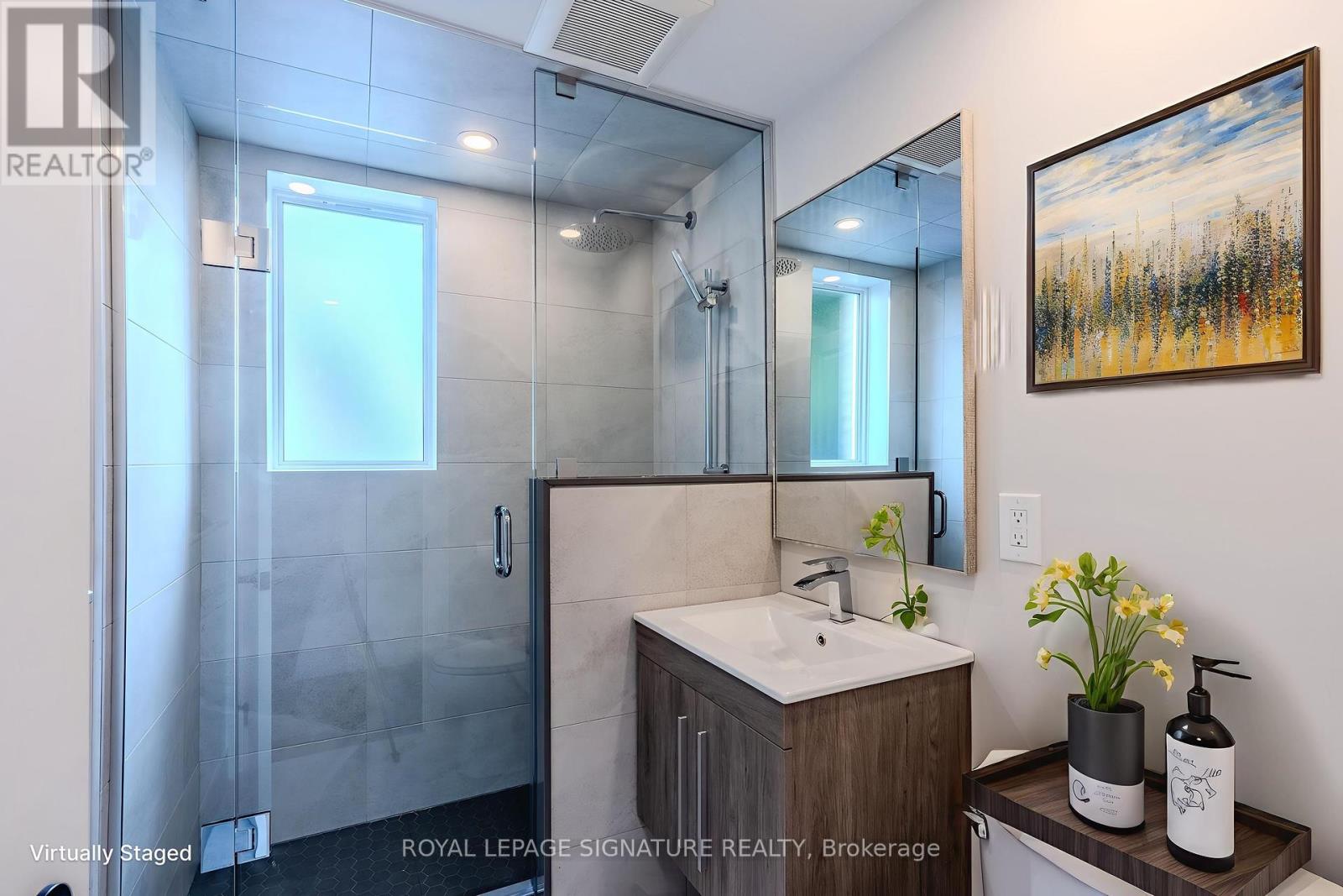 Photo 10 of 3 1 Hassard Avenue, Toronto ON