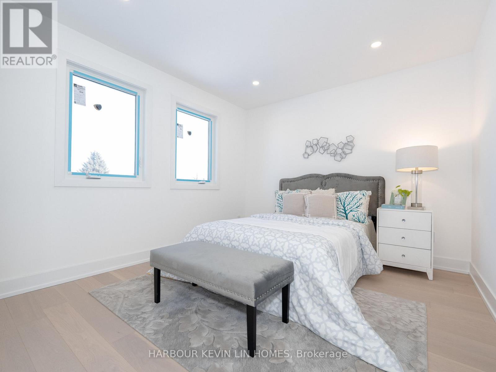 Photo 3 of 617 Chancellor Drive, Vaughan ON