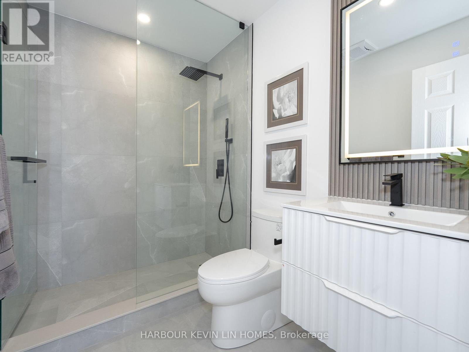 Photo 7 of 617 Chancellor Drive, Vaughan ON