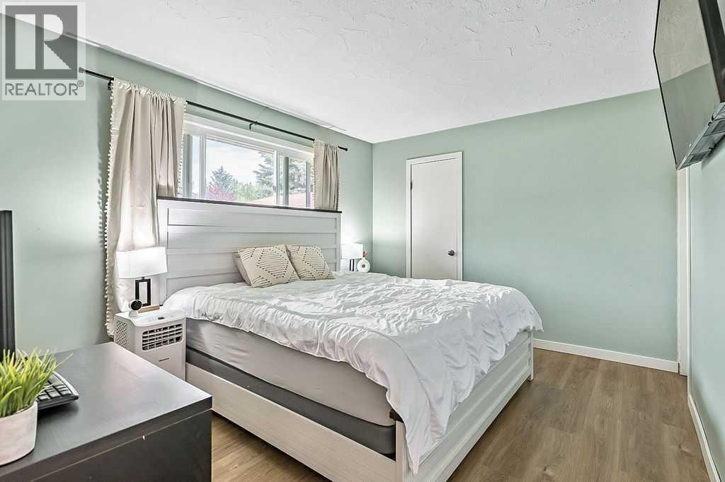Photo 33 of 127 Thorson Crescent, Okotoks AB