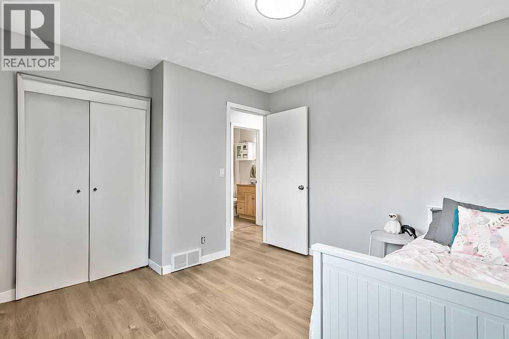 Photo 31 of 127 Thorson Crescent, Okotoks AB