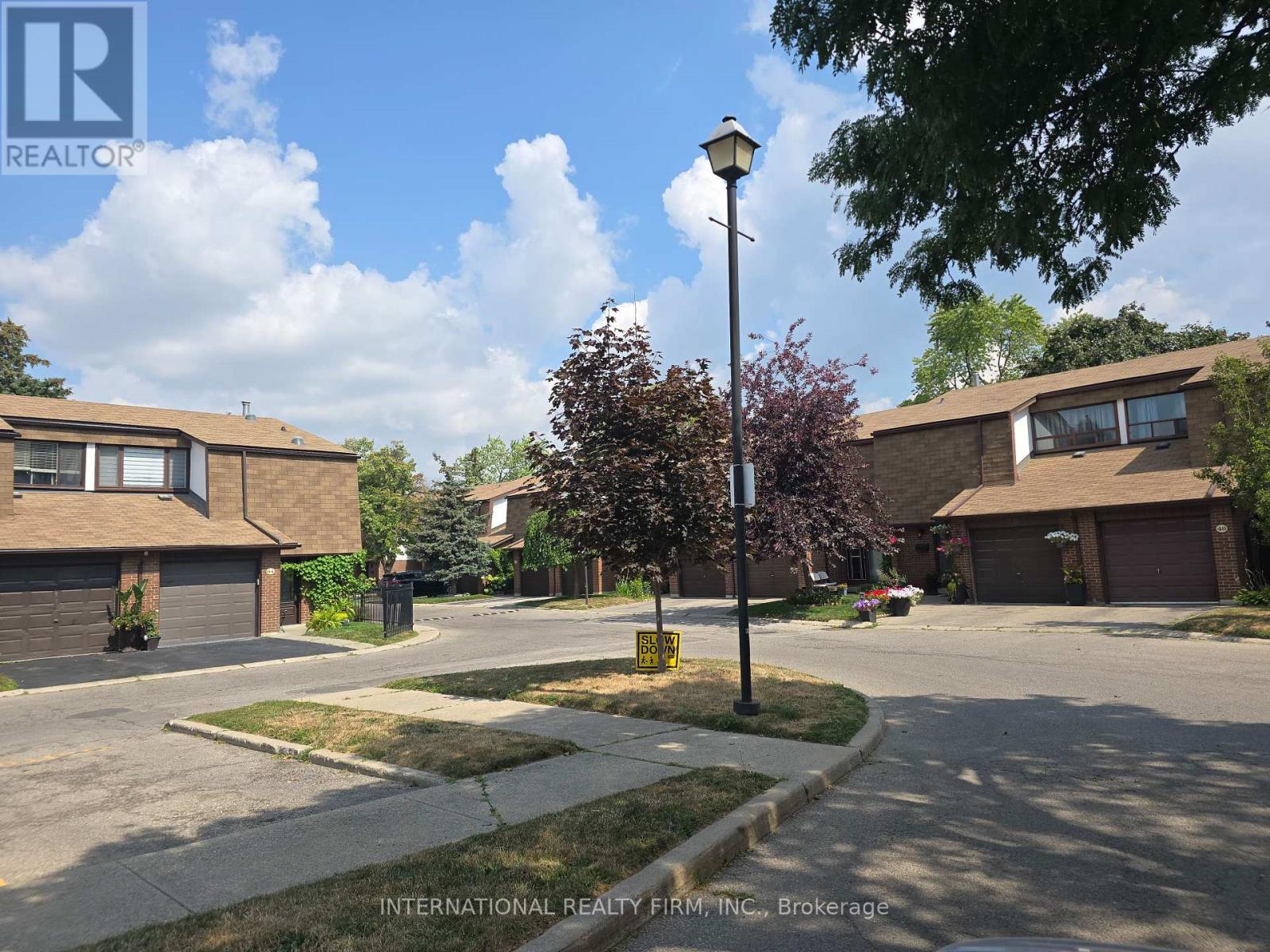 Photo 3 of 32 600 Silver Creek Boulevard, Mississauga ON