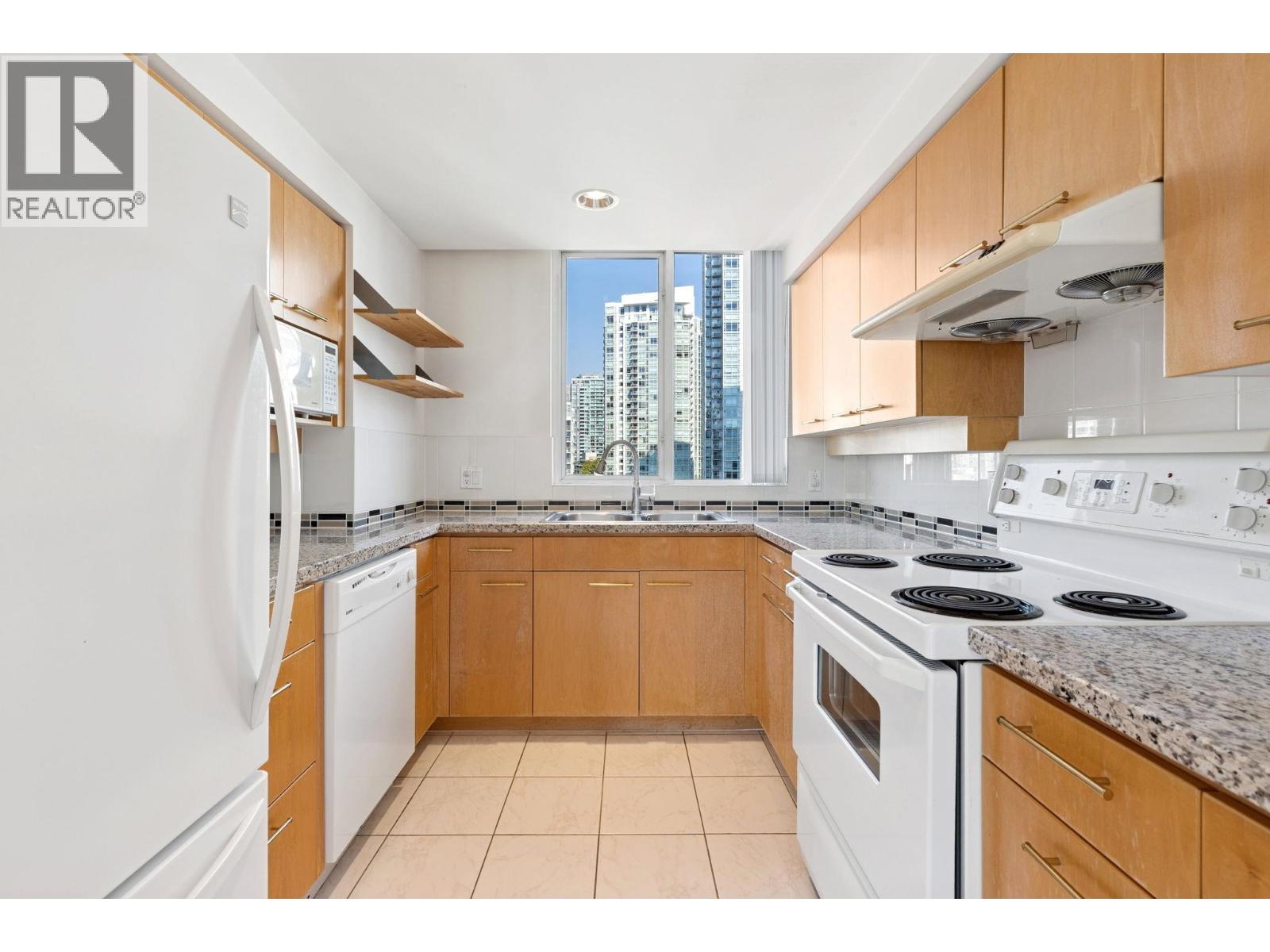 Photo 10 of 15 D 139 Drake Street, Vancouver BC